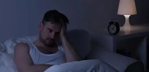 мужчина с бессонницей после запоя