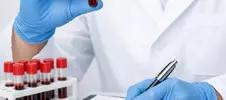 врач записывает результаты анализов на планшет