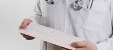 врач изучает результаты экг