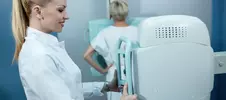врач проводит рентген грудной клетки