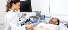 врач проводит узи брюшной полости