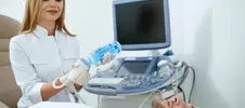 врач проводит узи пациенту