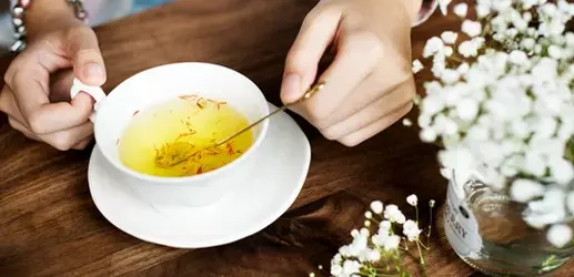 женщина с чашкой чая