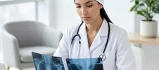 доктор изучает рентгеновские снимки