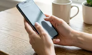 девушка держит телефон в руках