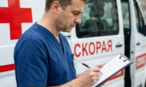 врач заполняет медицинские документы
